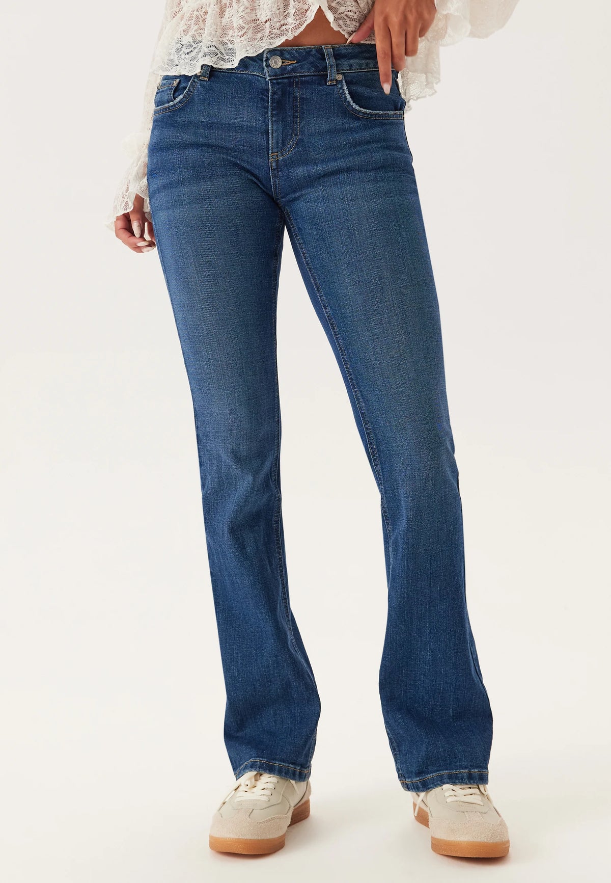 LOW EMBROIDERY POCKET JEANS